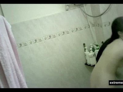 Une nièce asiatique de 19 ans espionnée sous la douche