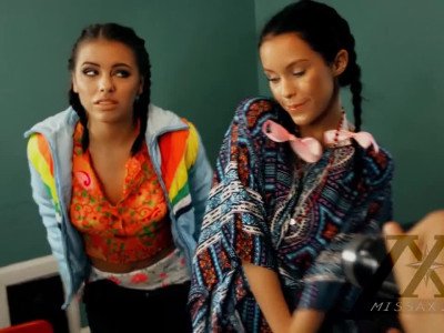 Adriana Chechik et Megan Rain Fellation FFM dans la salle de classe