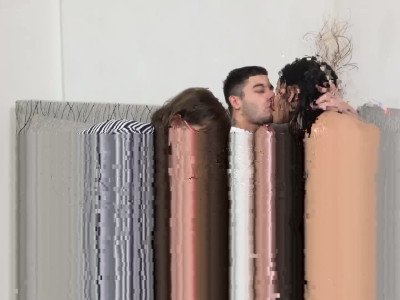 Un jeune couple baise une mère mûre naturelle à forte poitrine
