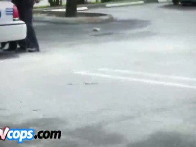 Un criminel noir sait comment faire s'agenouiller les flics avec son énorme bâton de baise.