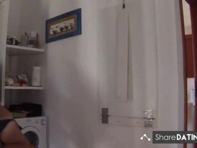 La mogliettina cavalca mentre il marito gioca a tennis