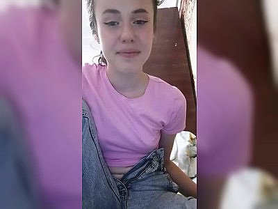Teen babe shows sexy body