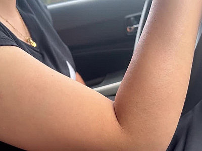 I give the taxi driver the finger on a busy road